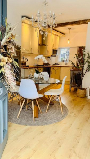 The Tenth House, Grade II Listed Georgian Town House, Wirksworth, Derbyshire, Peak District Cottage, Sleeps 4